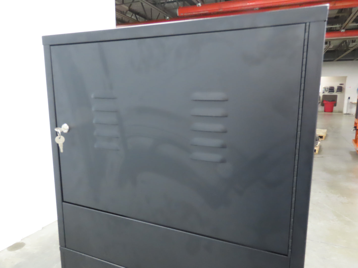 Global Industrial WB239115BKA Mobile Security 24" LCD Computer Cabinet Enclosure