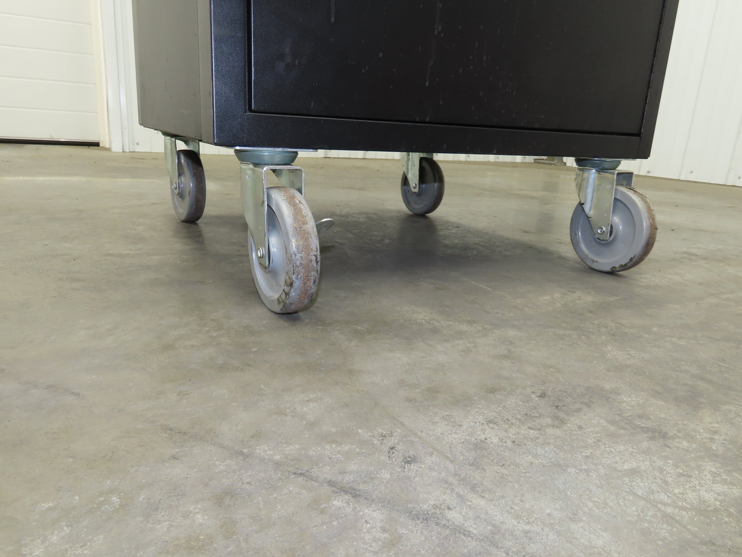 Global Industrial WB239115BKA Mobile Security 24" LCD Computer Cabinet Enclosure