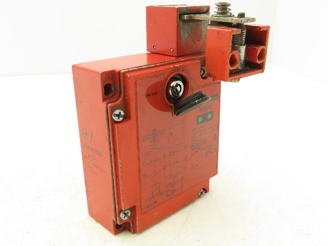 Telemecanique XCS-E7333 Interlock Safety Door Switch 120/240VAC W/Straight Latch