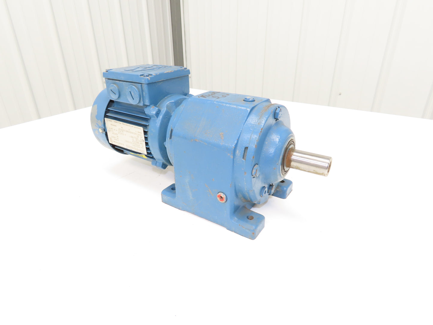 SEW-EURODRIVE R43D63K4 Inline Gearmotor 73:1 Ratio 22.8 RPM .12KW 277/480 VAC 1"