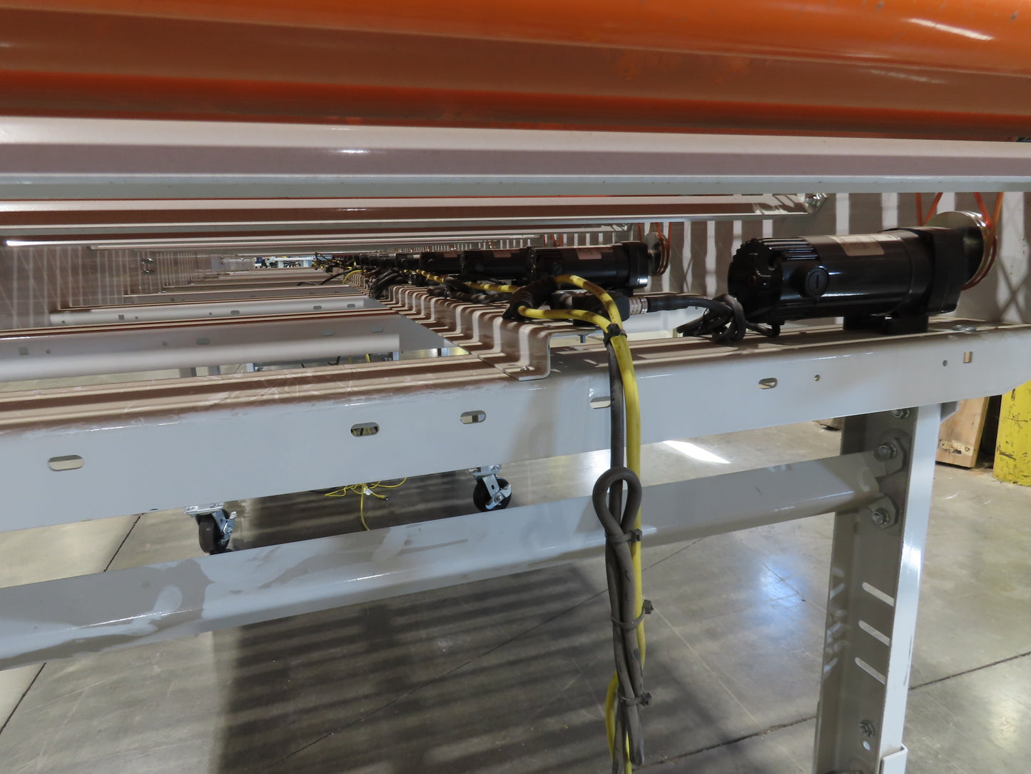 Roach 48"x 26' 9" Portable Roller Conveyor 115V Adj Speed O-Ring Belt Drive 44"H