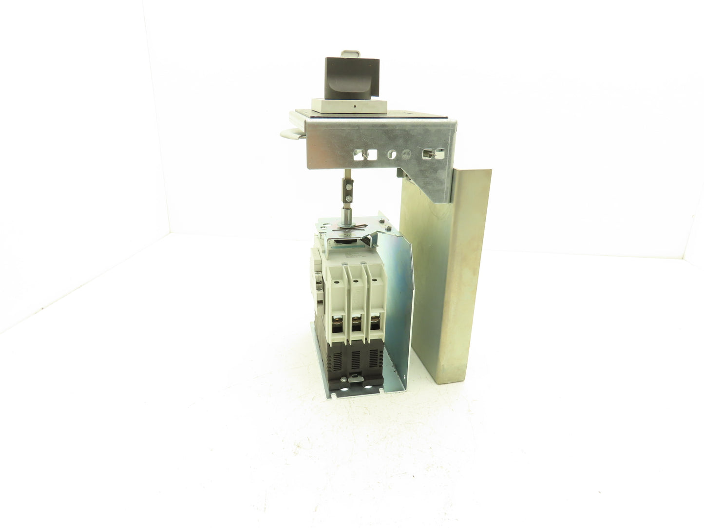 Siemens 3RV1946-2B Rotary Mechanism  Circuit Breaker 30A 600V W Interlocking Kit