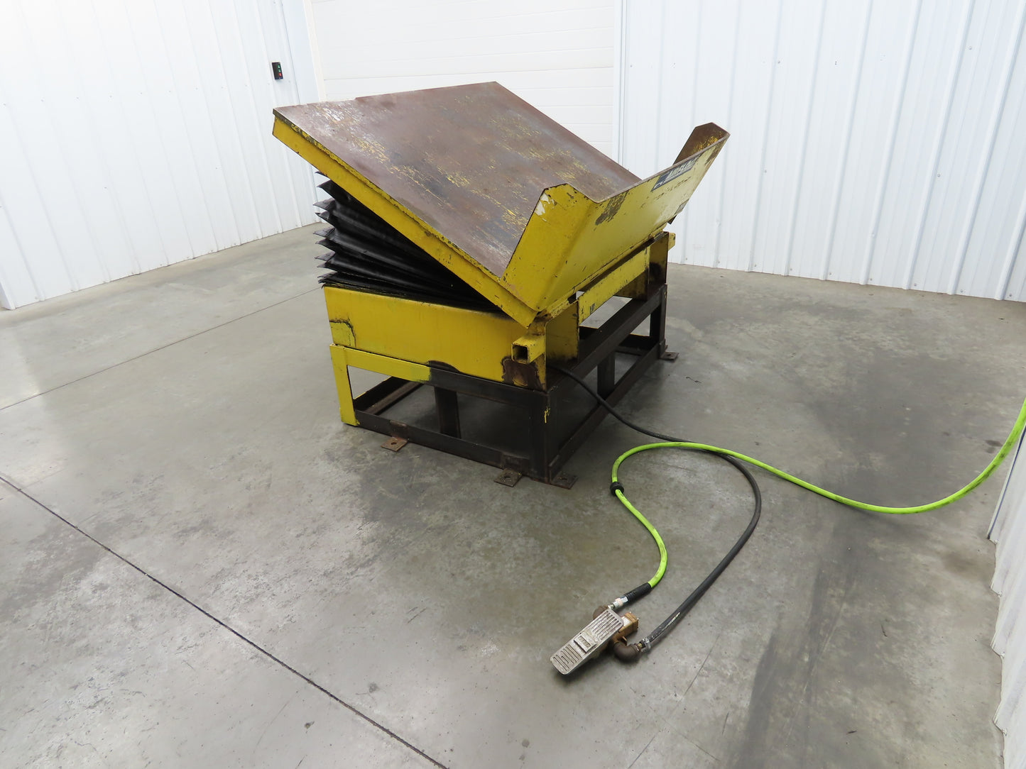 Airfloat Pneumatic Tilt Table Tote Tipper 8000lbs 30° Degree 55x44" Top 14" Lip