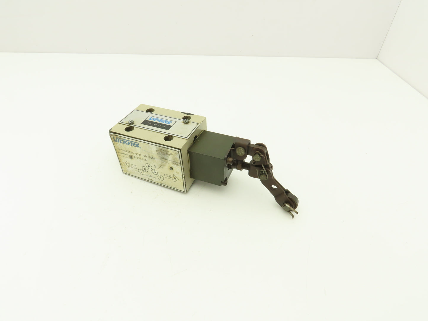 Vickers DG20S4 012F 50 S553 Directional Control Valve Spring Lever