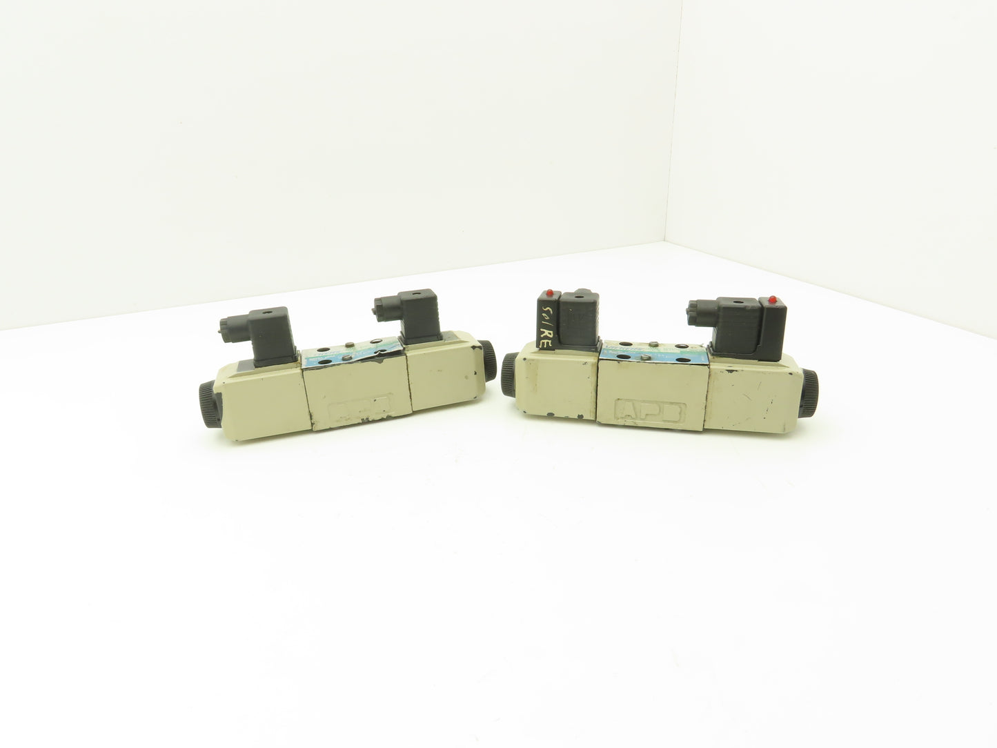 Vickers DG4V-3S-33C-M-U-H5-60 Hydraulic Directional Solenoid Valve 24V Lot of 2