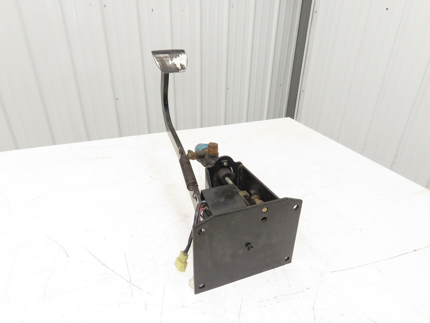 Toyota 5FBCU20 Electric Forklift Brake Pedal Master Cylinder Assembly