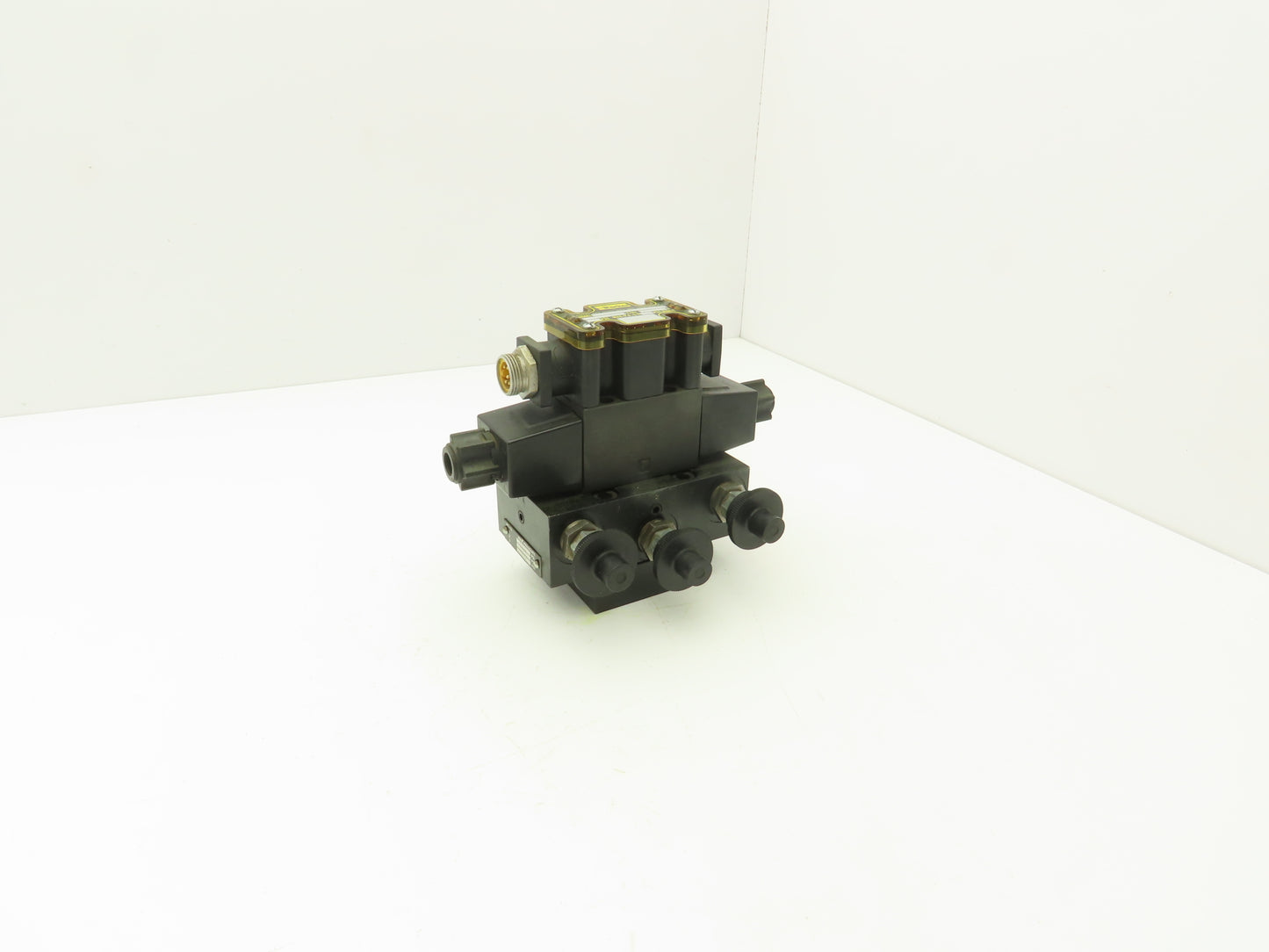 Parker D1VW9CNYCF56 Directional Solenoid Valve Tri-Pressure Relief R2P8YF56MMM