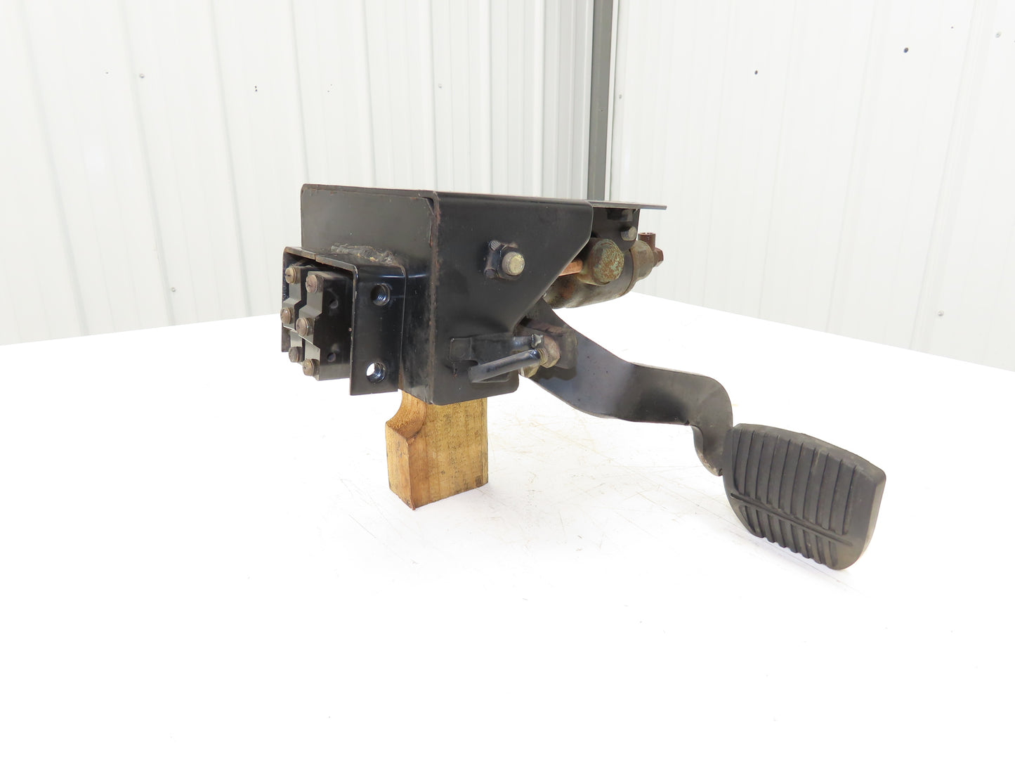 Toyota 5FBE15 Electric Forklift Hydraulic Brake Pedal Master Cylinder Assembly