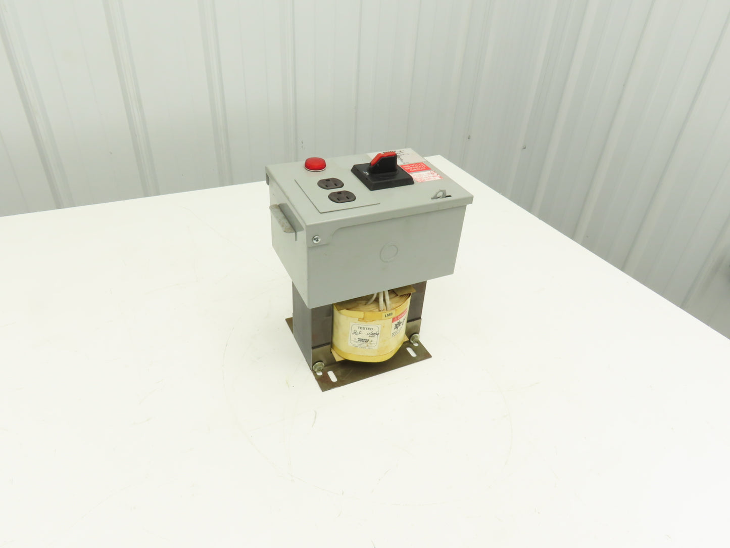 Daykin Stepdown Power Transformer 3kVA 1Ph HV 480V LV 120V with Receptacle