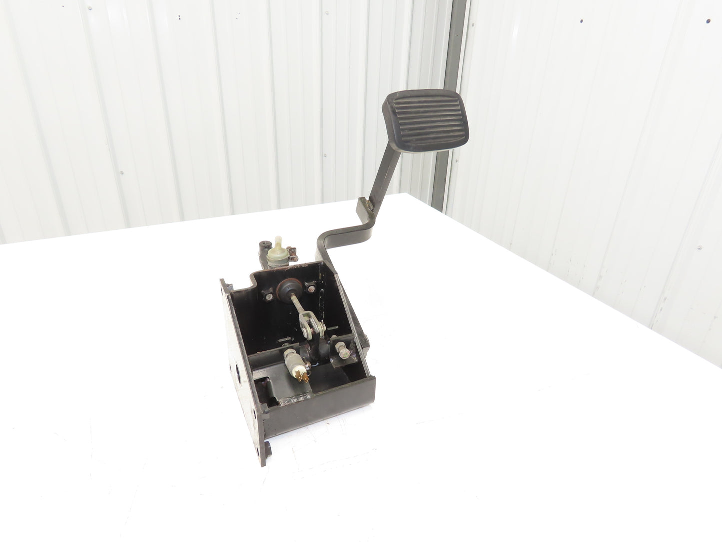 Caterpillar EP18KT Forklift Hydraulic Brake Pedal Master Cylinder Assembly