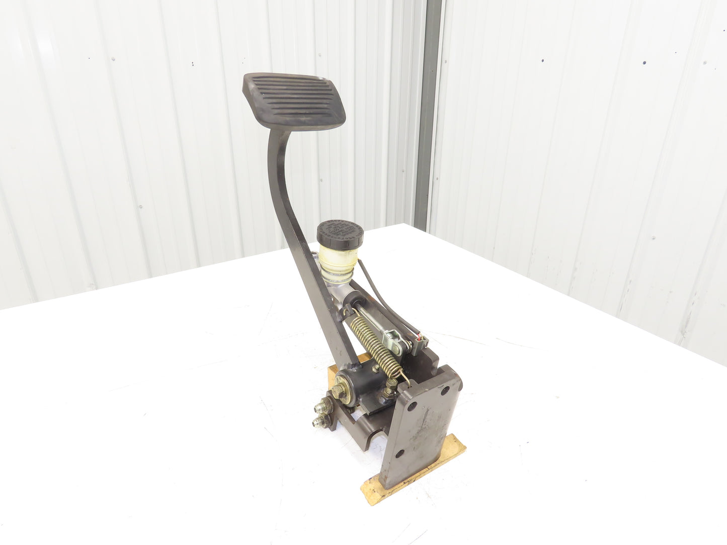 Caterpillar EC25KE Electric Forklift Brake Pedal Master Cylinder Assembly