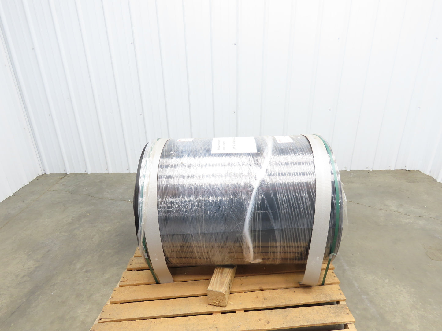 Hytrol 35.5"W x 467' Grooved Rubber Conveyor Belt 2-Ply Black 37"BW