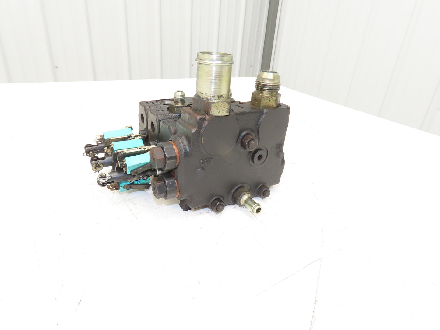 Husco 5000CC-C23 G Hydraulic 3-Spool Forklift Mast Control Valve Off EC25KE