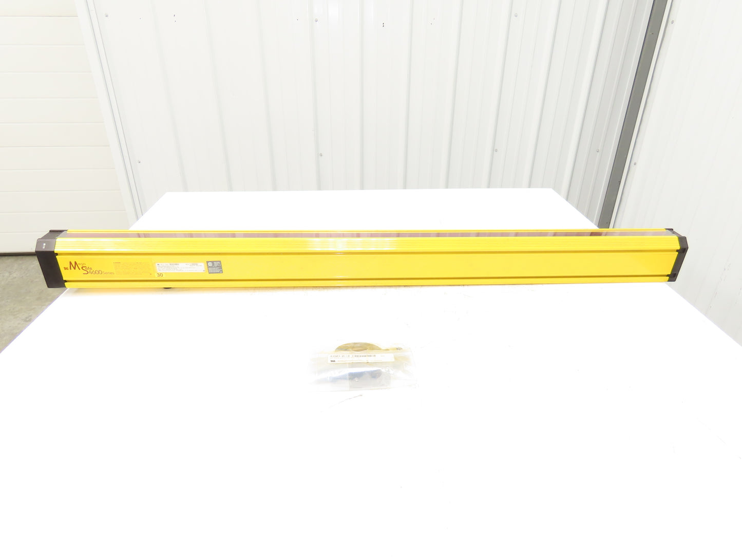 STI MG46-30-1215-X-A1-FD2 Light Curtain Transmitter Mega Safe 1215mm Length