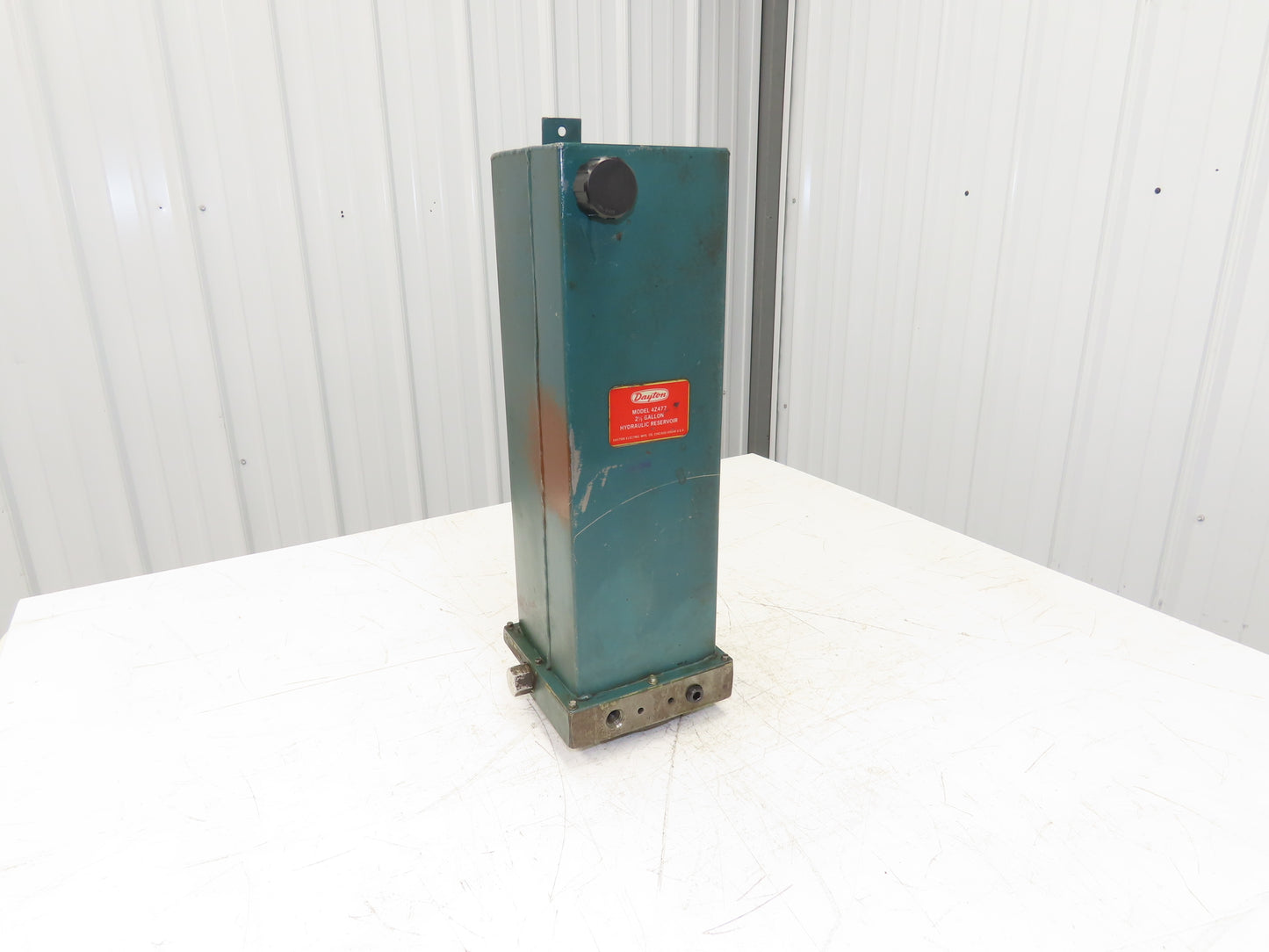 Dayton 4Z477 Hydraulic Power Pack Reservoir Tank 2-1/2 Gallon -No Motor