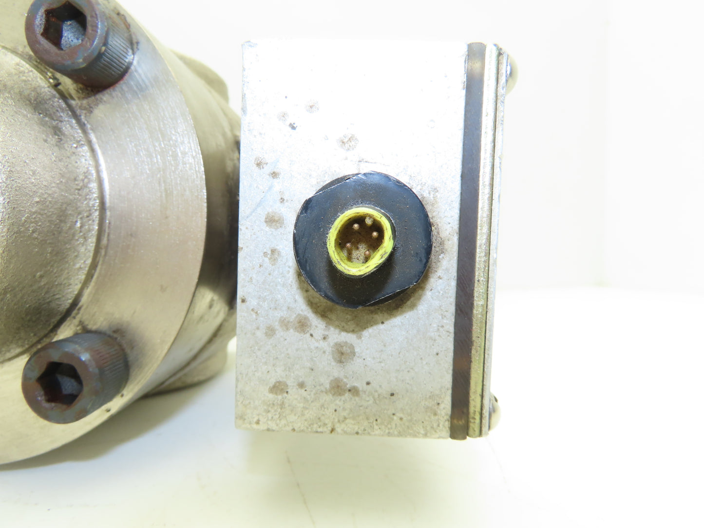 UFM Flow MH-NSF50GM-12-32V1 0-M3WR-PC4M-C-Z86 Flow Monitor 1-1/2"NPT B10481