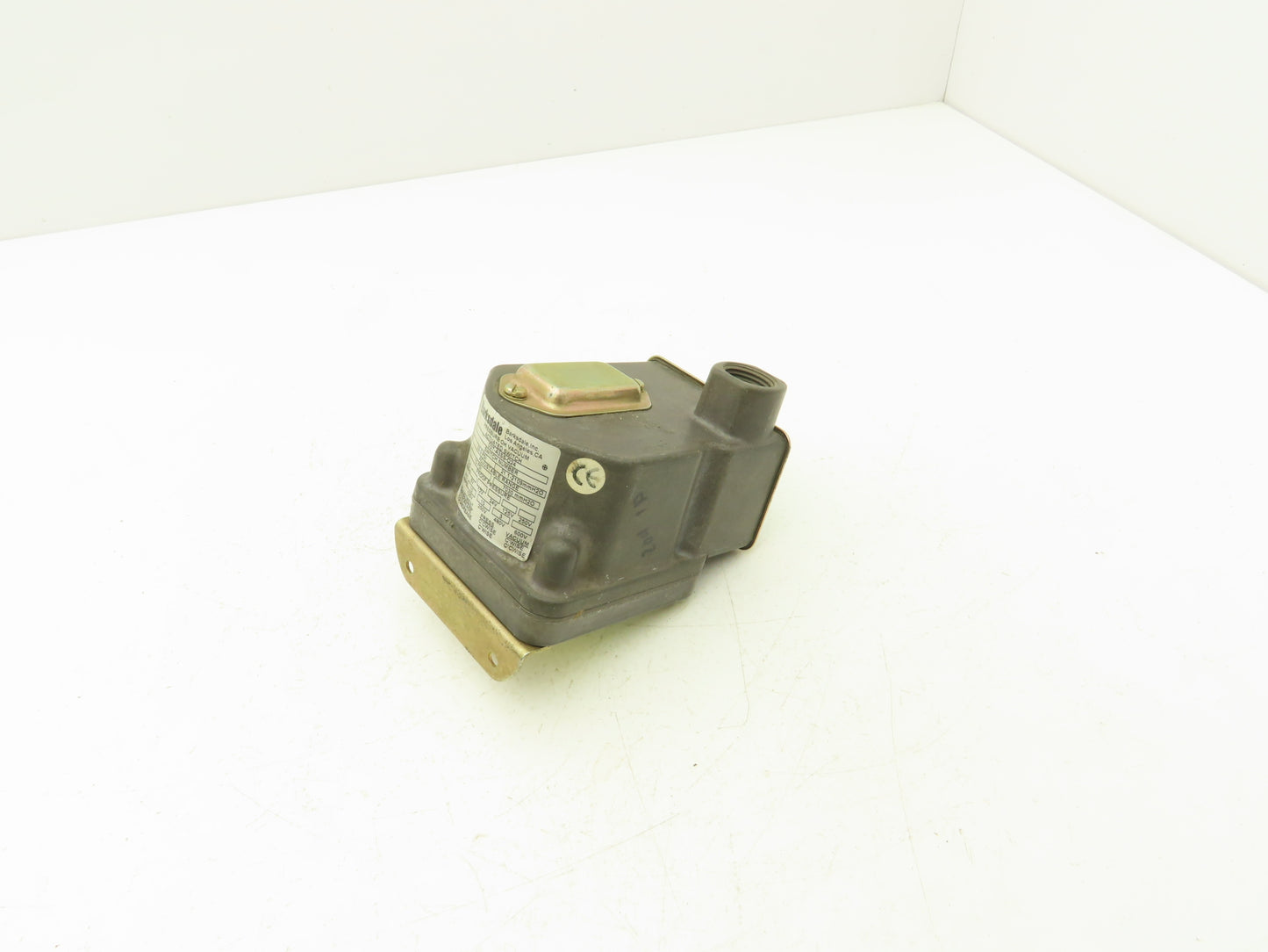 Barksdale D2T-A3SS-Q24 Pressure or Vacuum Actuated Switch 0.3-3 psi Range