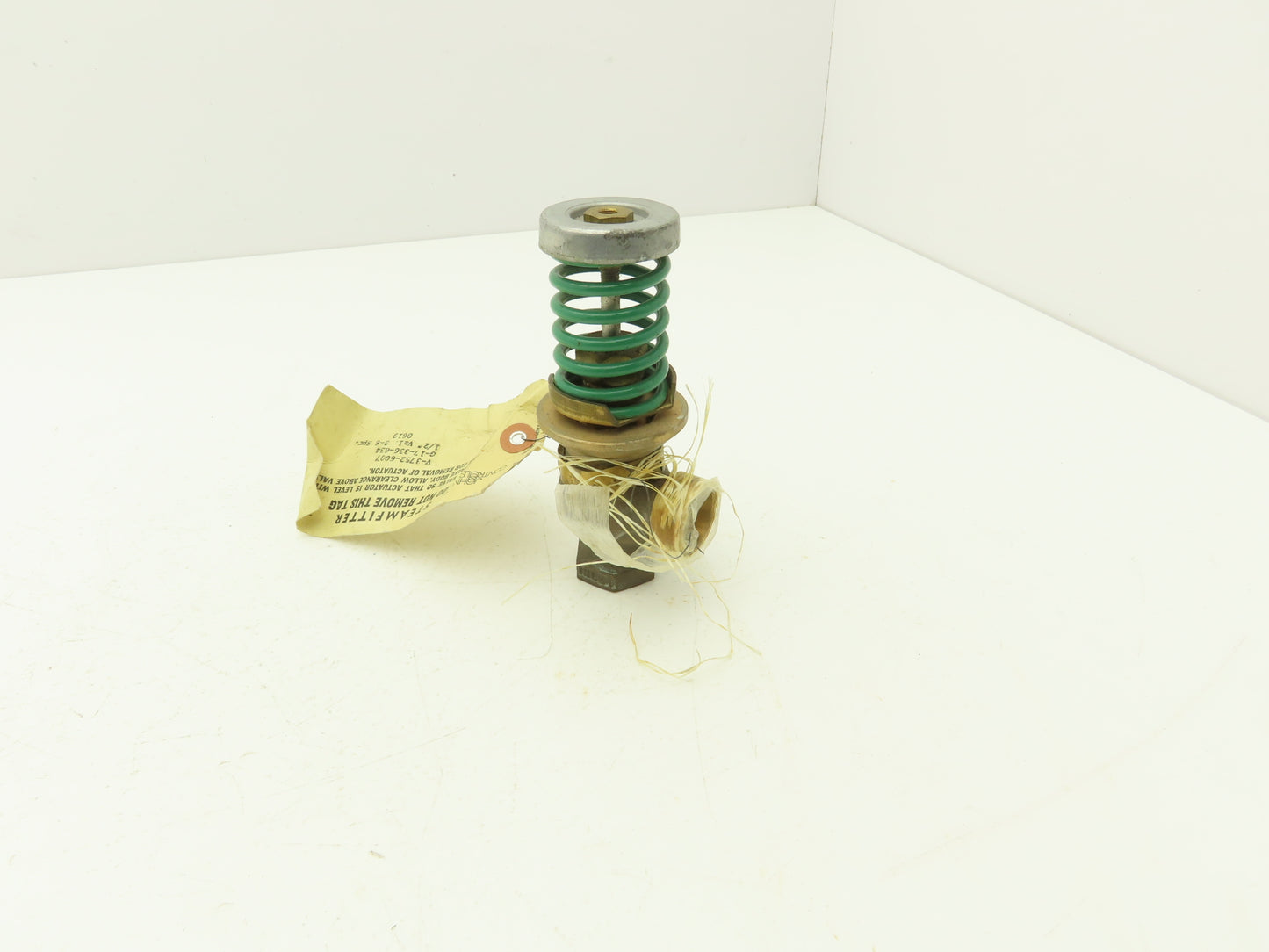 Johnson Controls V-3752-6007 1/2" Steam Union Angle Valve 3-6 PSI