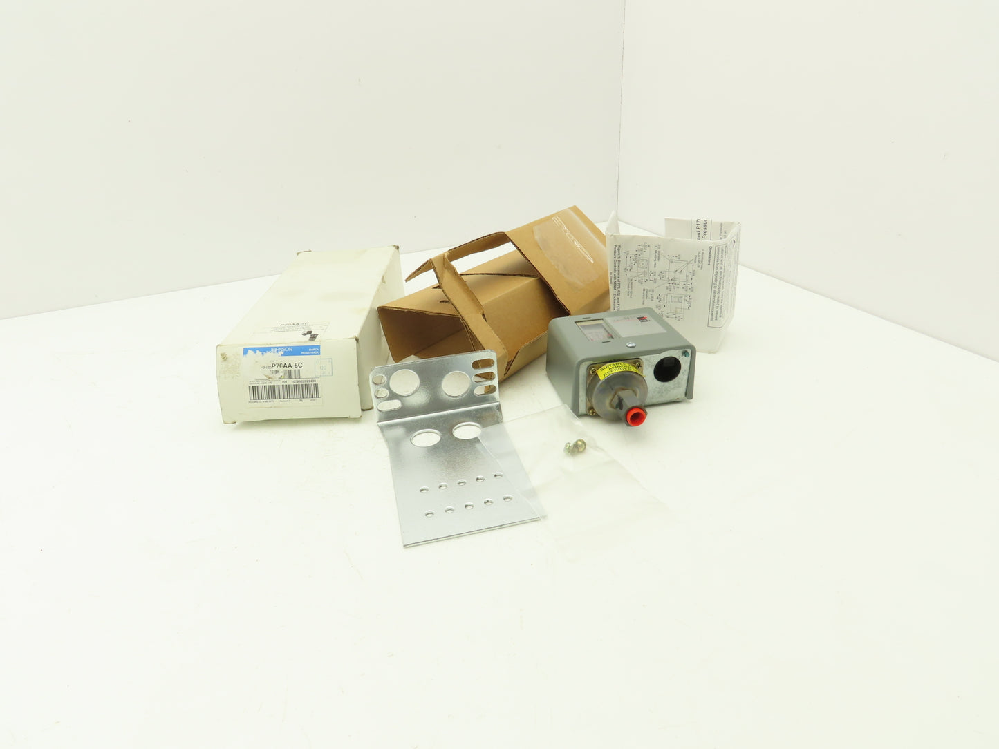 Johnson Controls P70AA-5C Open Low Pressure Control 20" HG 100 PSI 1/4" NPT