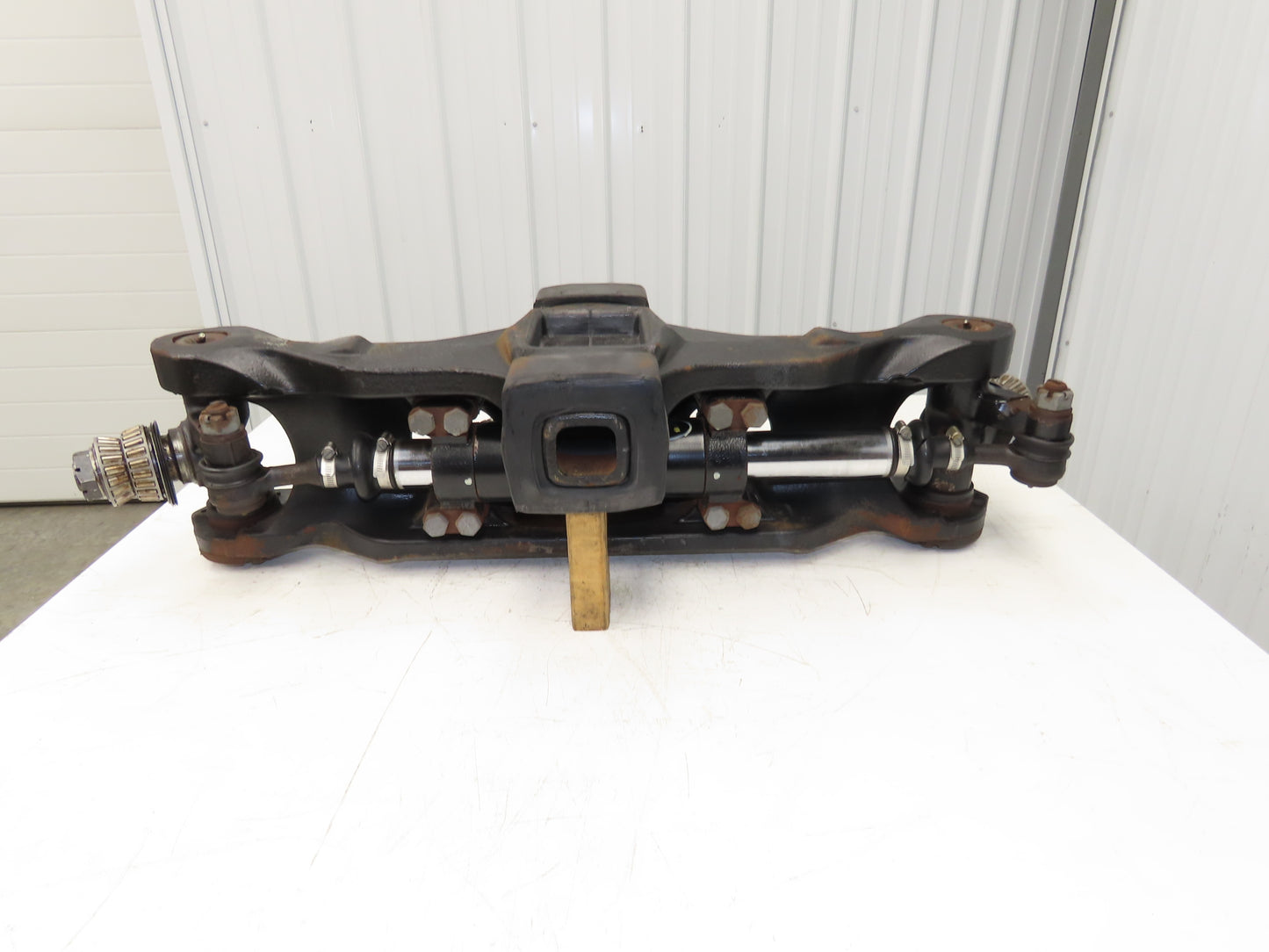 Yale Forklift Dual-Wheel Rear Axle Assembly Off ERC100HHN48TV096