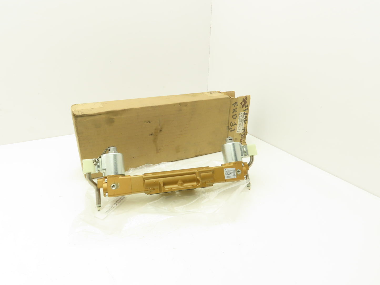 Versa VXX-4534-G-P-3-21-31-A120 Pneumatic Solenoid Valve 4-Way 3-Pos 40-175 PSIG