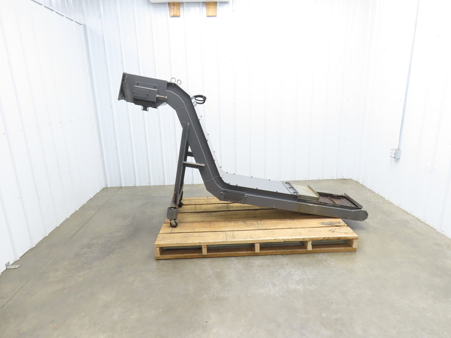 Hakusan 8' Chip Conveyor 17"W x 60" Infeed 45-49"H Discharge 230V 3PH