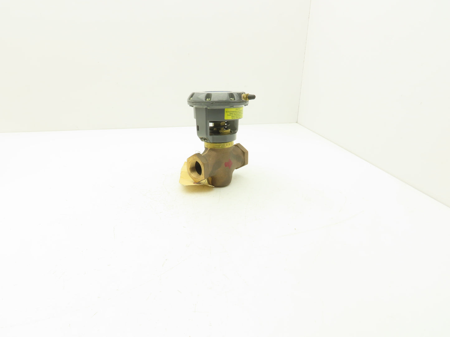 Johnson Controls Brass Valve 1" NPT 9-13PSIG w/V-3000-1 Diaphragm Actuator