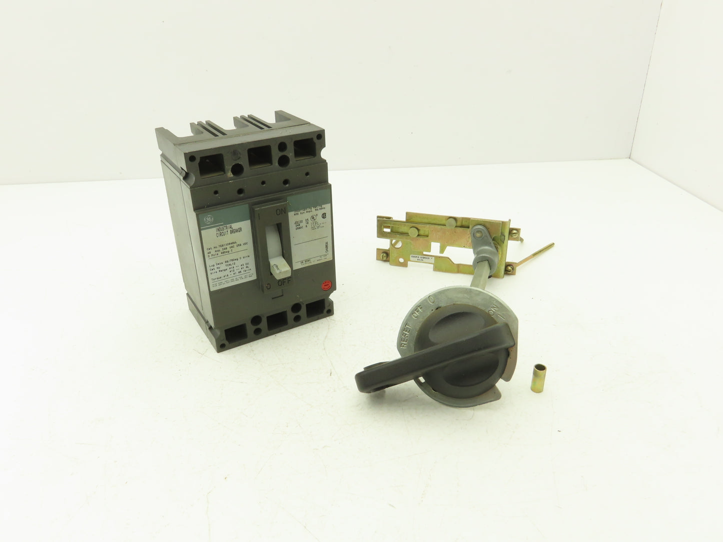 General Electric TEB132040WL Circuit Breaker With Disconnect 240VAC 40A 3 Pole