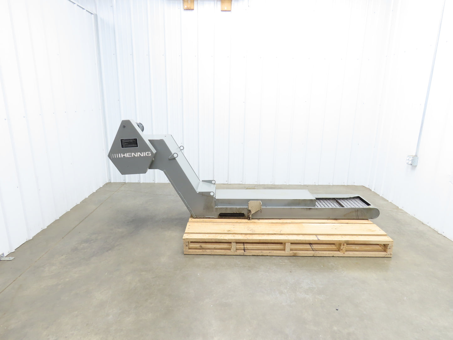 Hennig 8' 6" Chip Conveyor 16"W x 64" Infeed 19"H Discharge 230/460V 3PH
