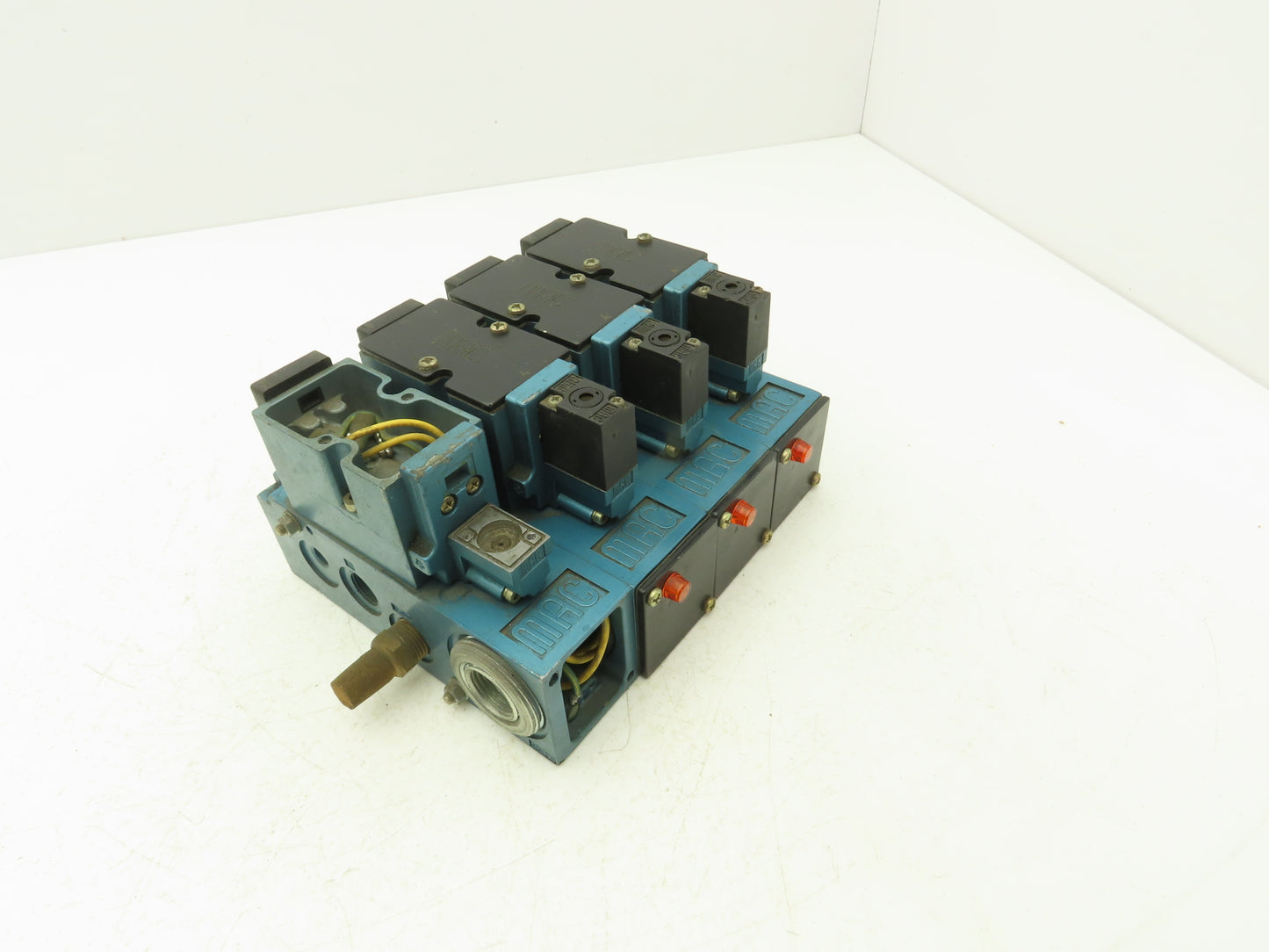 MAC 82A-AA-CKB-TM-DFFP-1DA 4 Station Solenoid Valve Assy Missing 1 Solenoid 24V