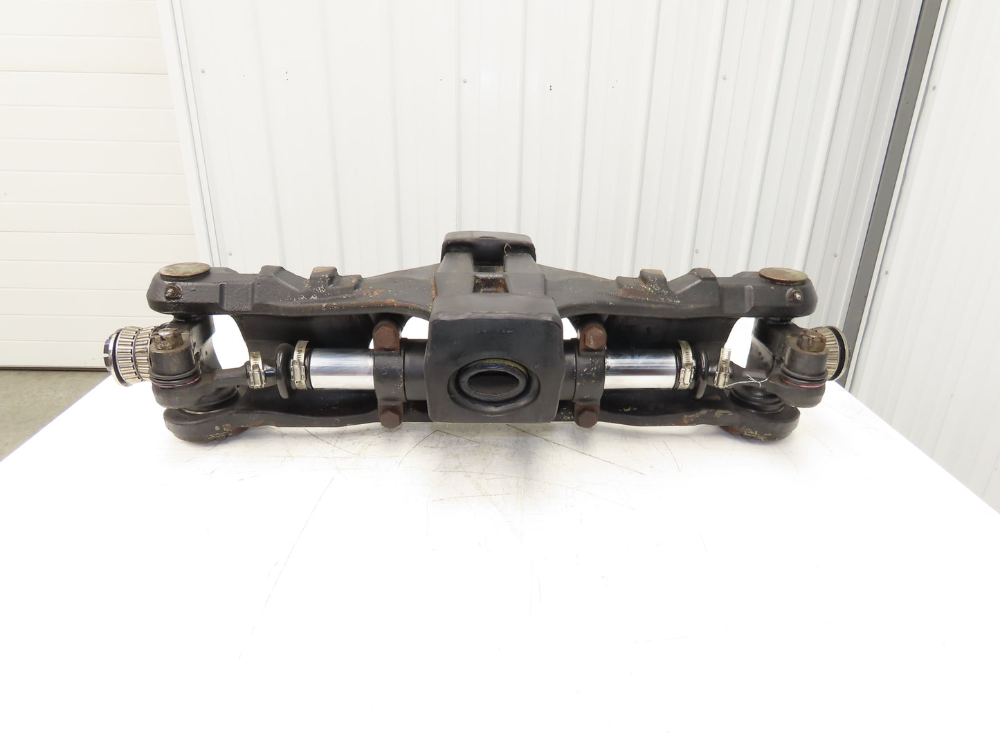 Hyster E60Z-33 Electric Forklift Rear Axle Dual Hydraulic Steering Assembly