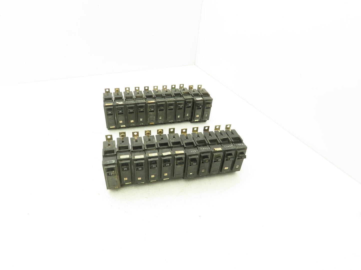 General Electric TQB1120 Circuit Breaker 1-Pole 20A Bolt-On 120/240V Lot of 22