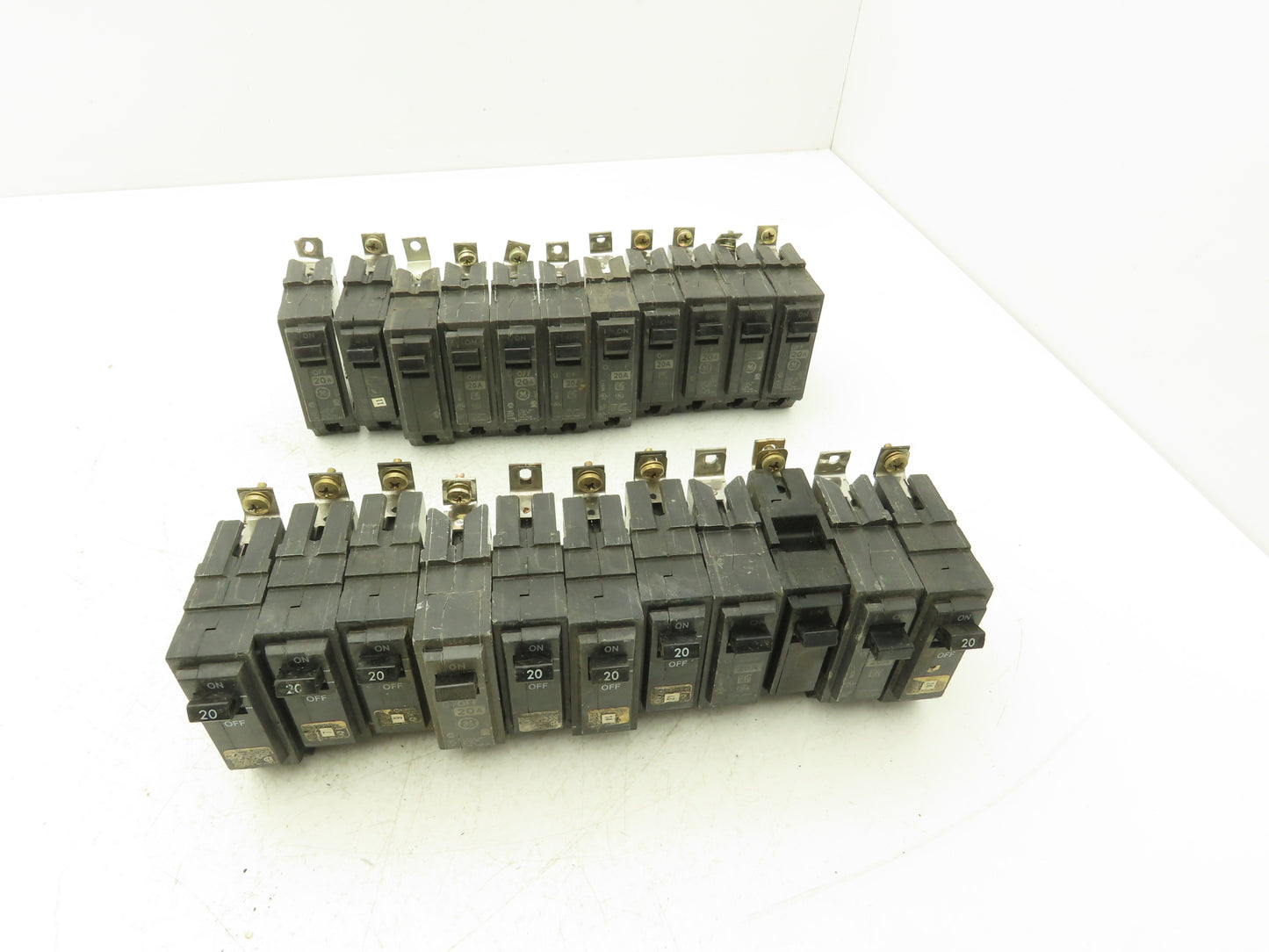 General Electric AB120 Circuit Breaker 1-Pole 20A Bolt-In 120/240V Lot of 22