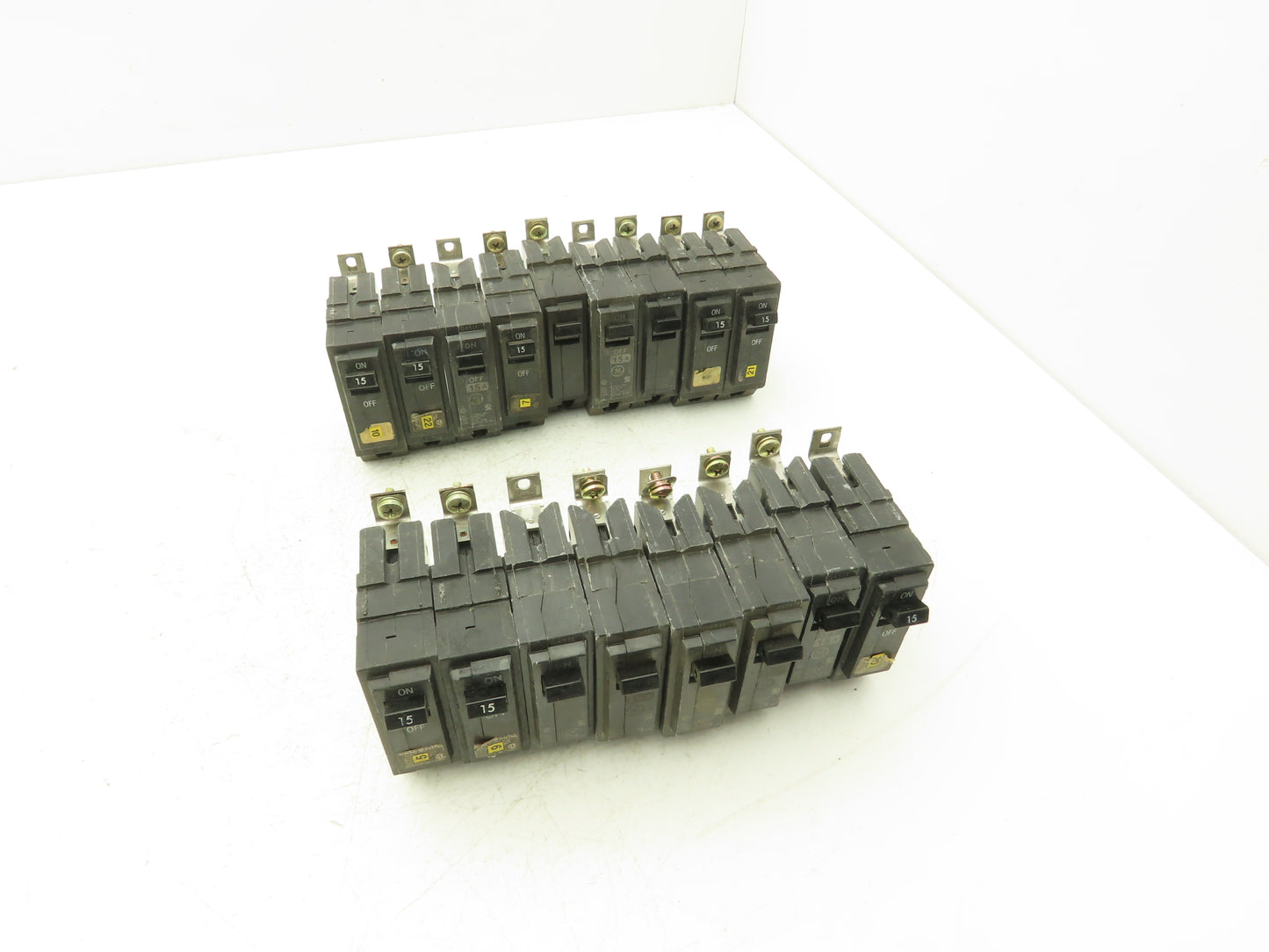 General Electric THQB115 Circuit Breaker 1-Pole 15Amp Bolt-In 120/240V Lot of 17