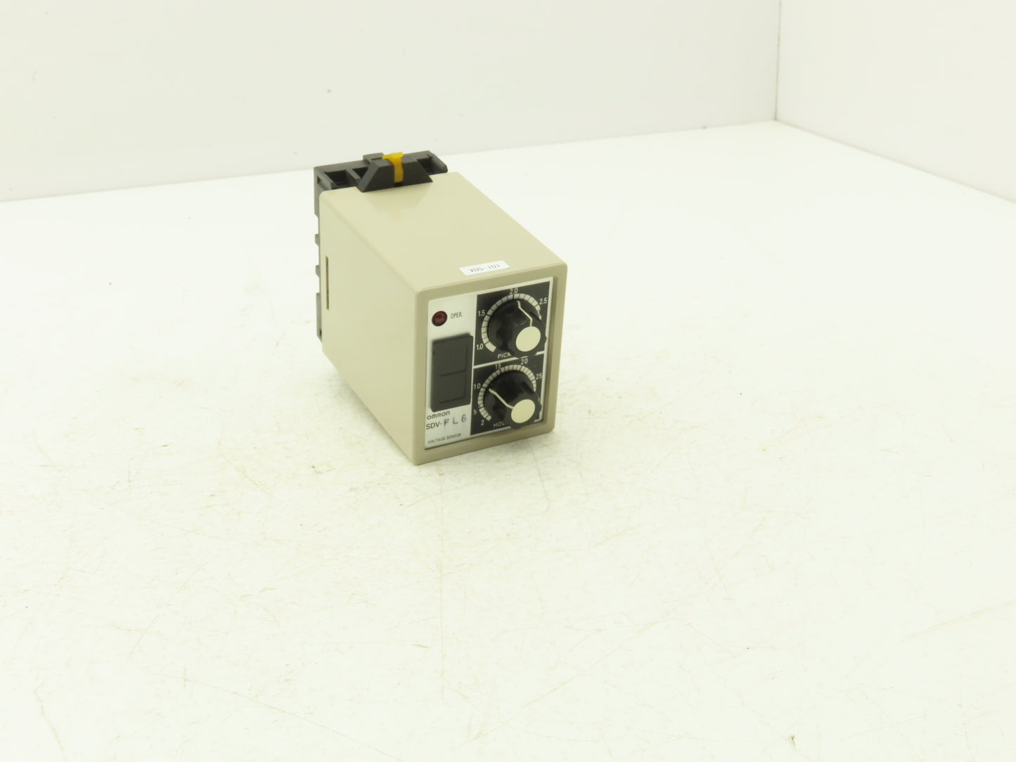 Omron SDV-FL6 Voltage Sensor Safety Monitor Relay 110 VAC W/Socket Base