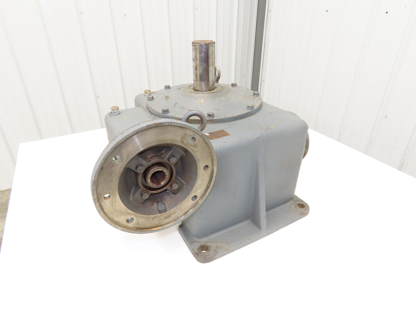 Double Reduction Gearbox 210:1 Ratio Reducer 8 RPM 182TC Vertical Output Shaft