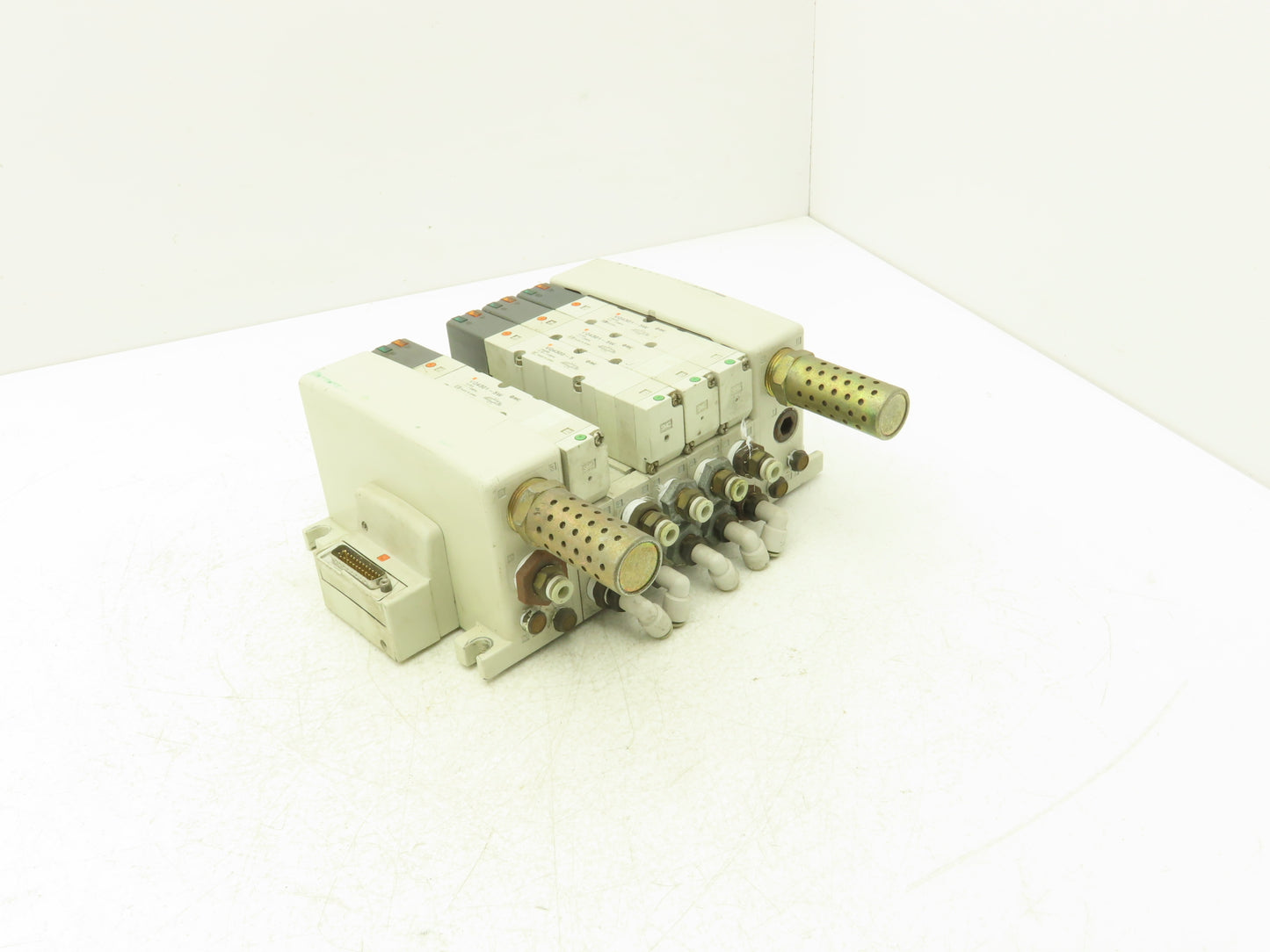 SMC VQ4301-5W Pneumatic Solenoid Valve 5-Station Manifold 4 Valves 1 Missing