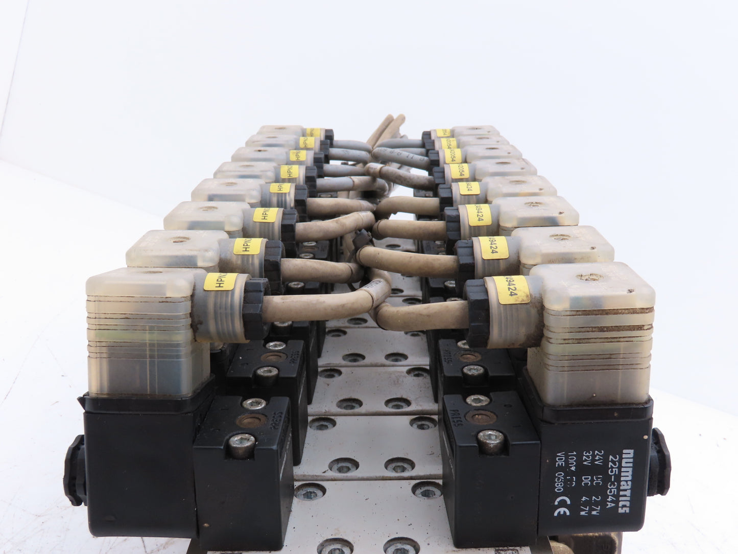 Numatics Pneumatic Solenoid Valve 8-Station Manifold 24VDC