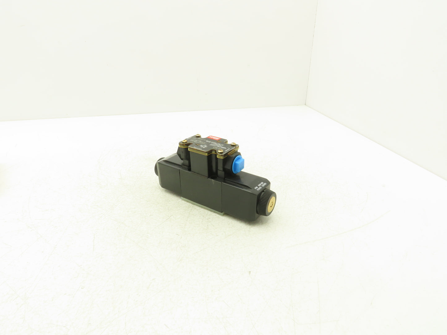 Vickers DG4V-3-2C-M-FTWL-B6-60 Hydraulic Directional Solenoid Valve 120VAC -READ