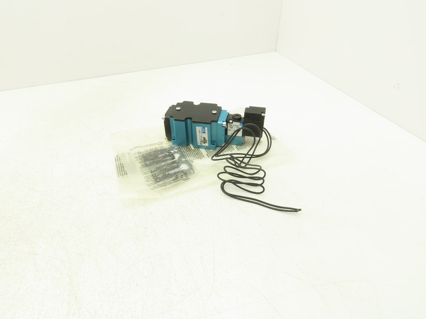 MAC 6512B-000-PM-111AA Pneumatic Solenoid Valve 150PSI 120V