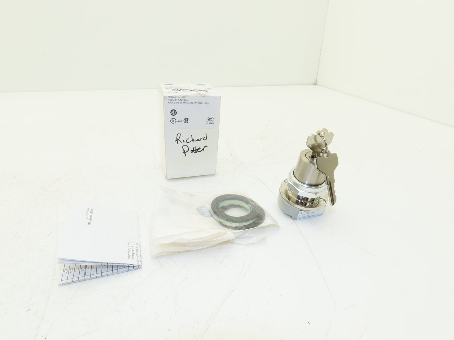 Allen Bradley 800T-J44KE7 Keyed Selector Switch 3-Position w/Key Series U