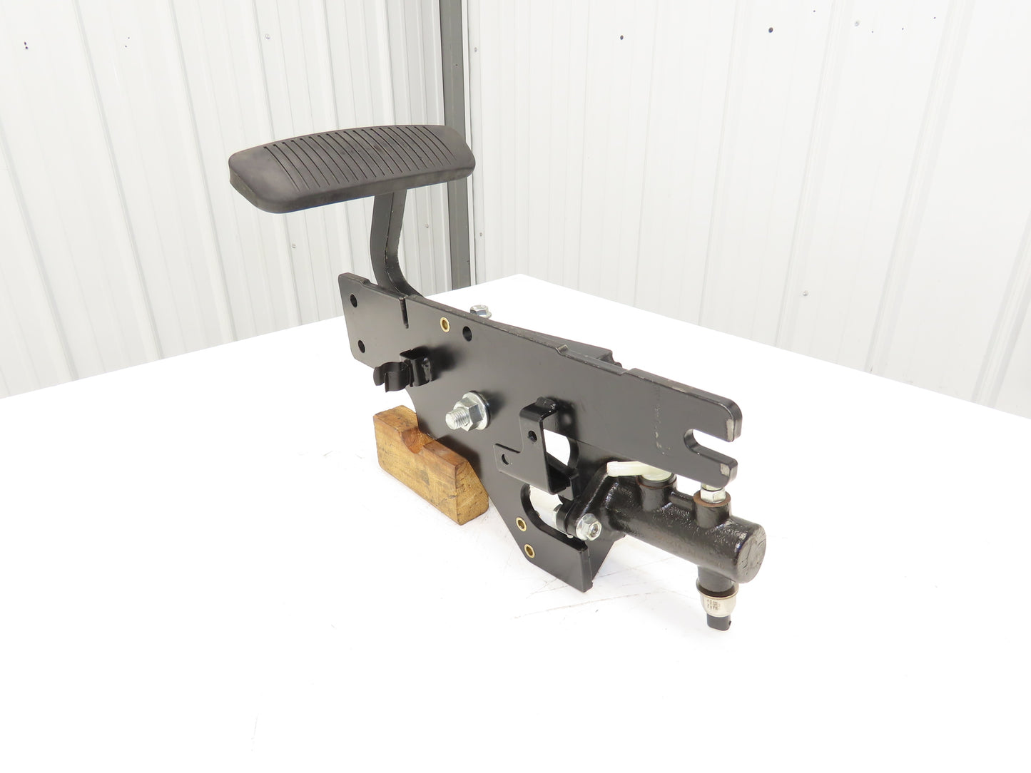 Hyster E80XN Forklift Brake Pedal & Master Cylinder & Bracket Assembly