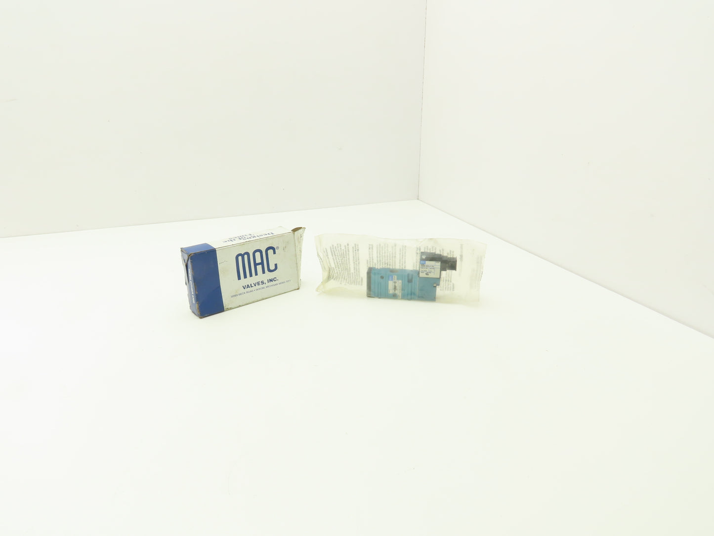 Mac 52A-11-B0B-DM-DDAJ-1KJ Pneumatic Solenoid Valve 3/2-Way 150psi 1/4"npt 24VDC