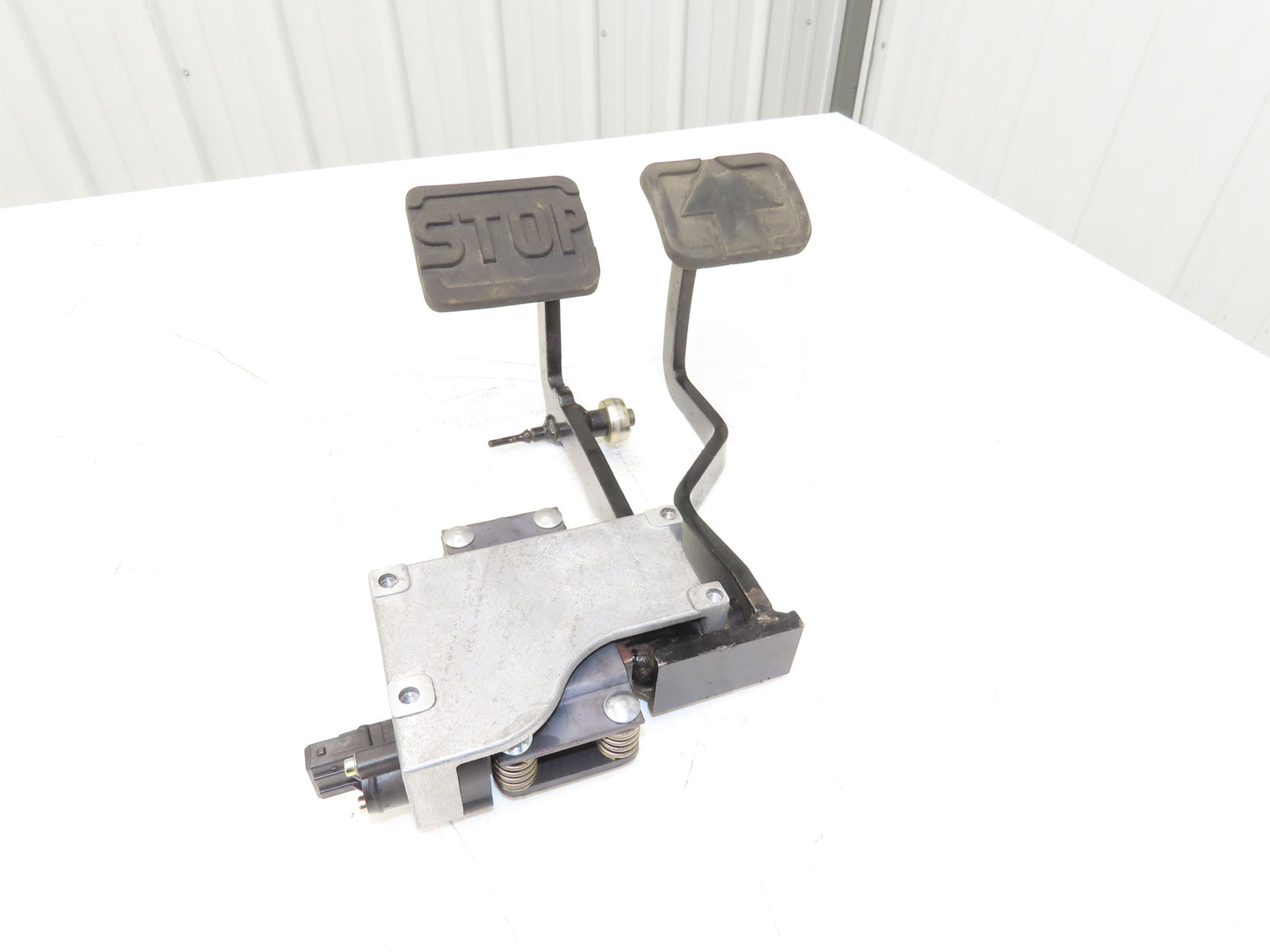 Linde Forklift Brake & Accelerator Pedal W/Potentiometer Removed From E20C