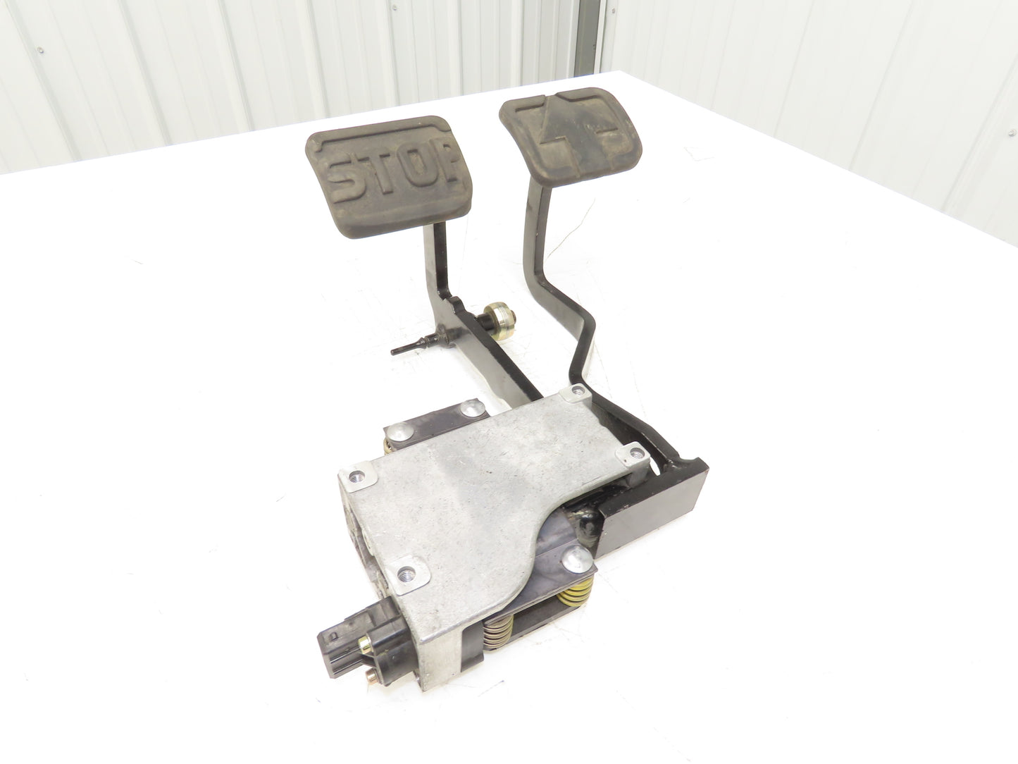 Linde Forklift Brake & Accelerator Pedal W/Potentiometer Removed From E20C