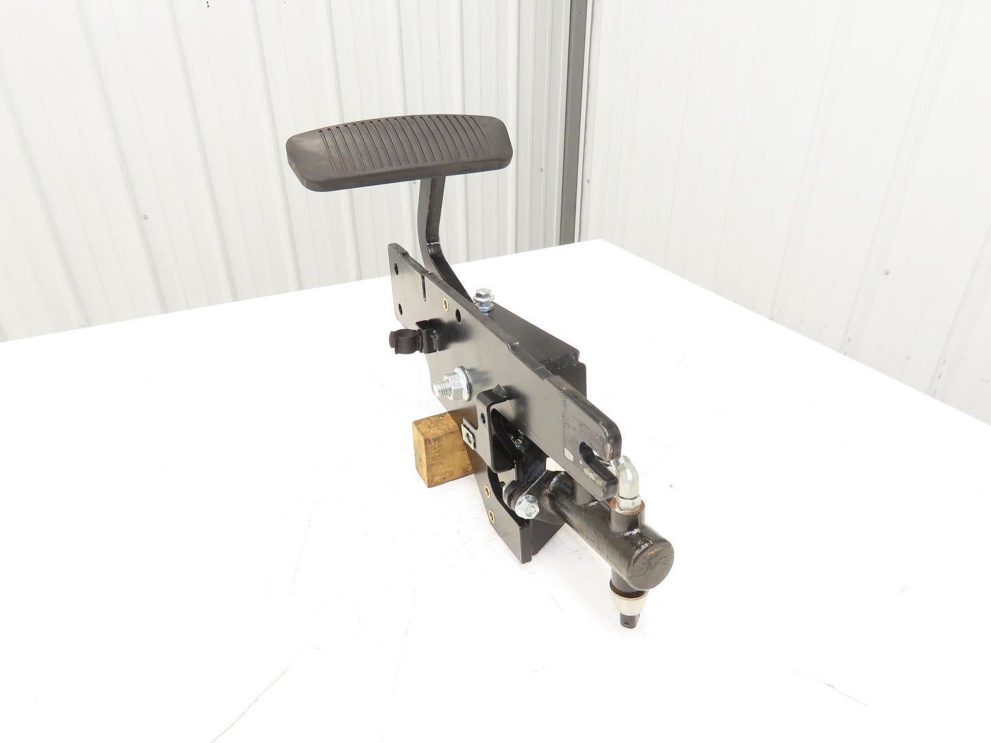 Hyster E80XN Forklift Brake Pedal & Master Cylinder & Bracket Assembly