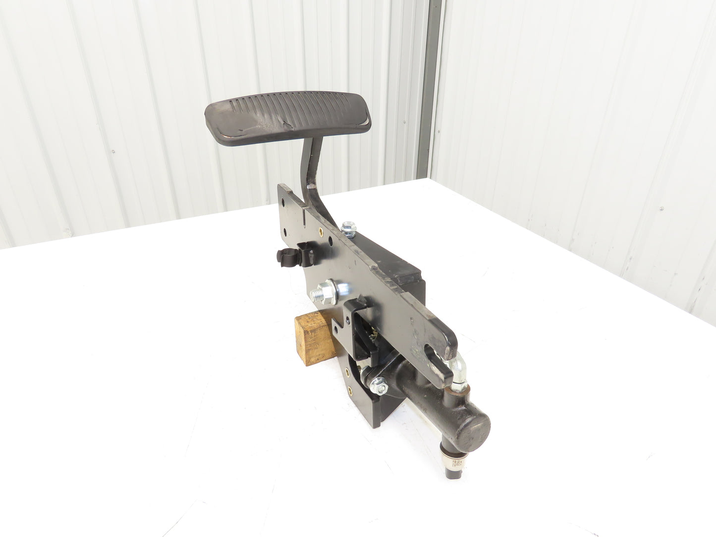Hyster E80XN Forklift Brake Pedal & Master Cylinder & Bracket Assembly