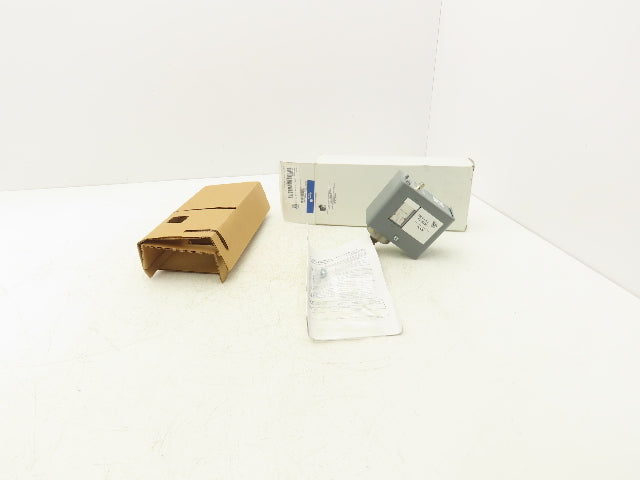 Johnson Controls P170AA-2C Pressure Control Switch 0-150 PSI 1/4" Flared