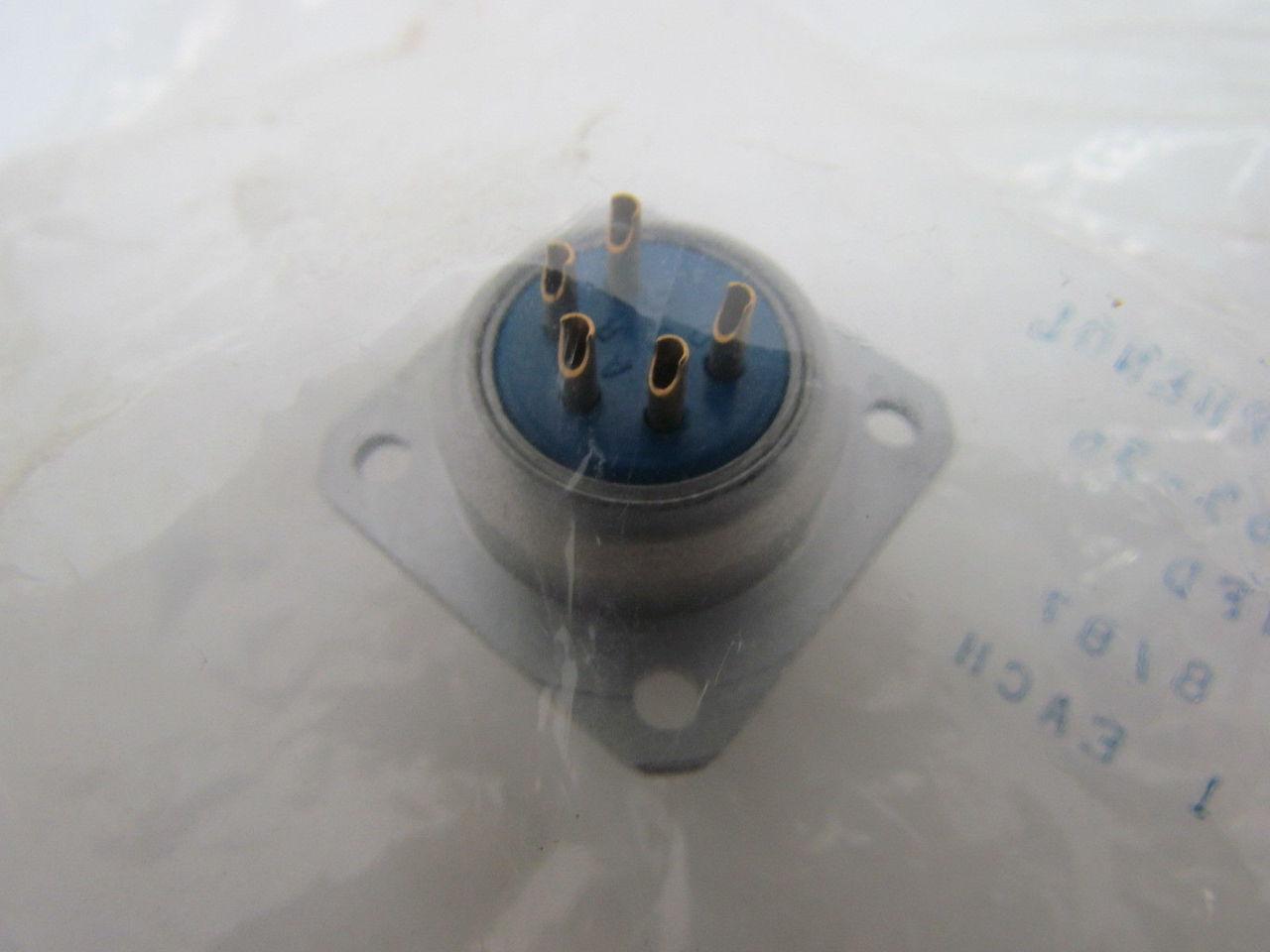 Amphenol 165-36 Sq Flange Recept Bayonet Mating 5#20 Solder Socket Connection