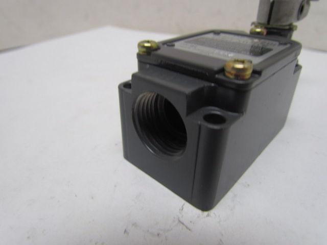 Omron Type WL GCA2 Limit Switch w/Roller Lever Arm 10A 125/250/480VAC 2-Circuit